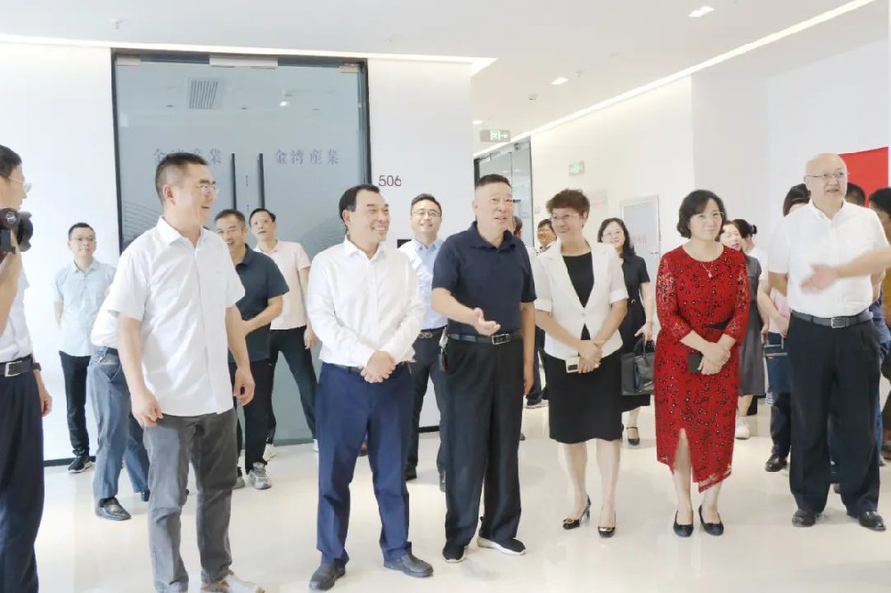 市委副書記、市委統(tǒng)戰(zhàn)部部長熊運(yùn)浪出席贛州銀行和贛商聯(lián)合會戰(zhàn)略合作協(xié)議簽約儀式