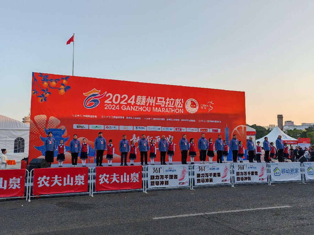 憶源科技董事長(zhǎng)、總經(jīng)理徐林楠為贛州市首屆馬拉松賽事鳴槍發(fā)令